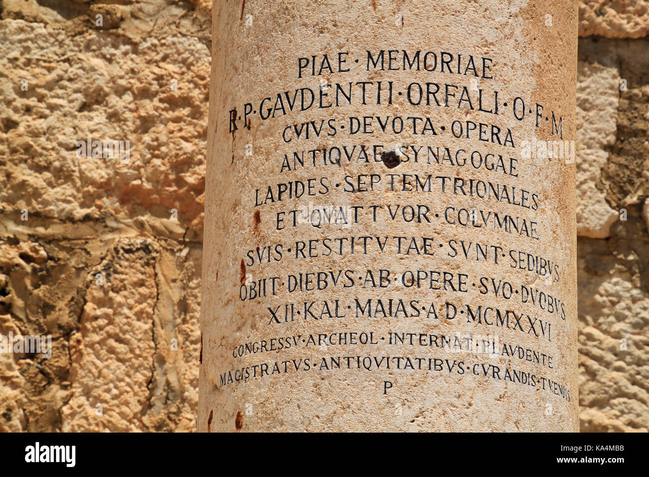 Lateinische Inschrift basalt Spalte an der antiken Ruinen von Kapernaum, Israel Stockfoto