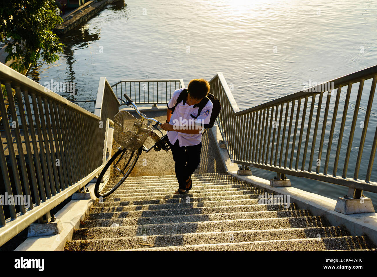 Nov 7, 2014 - Ho Chi Minh City, Vietnam: ein Junge mit seinem Fahrrad auf der Fußgängerbrücke Nummer 5, Vo Van Kiet Straße, Bezirk 8. Stockfoto