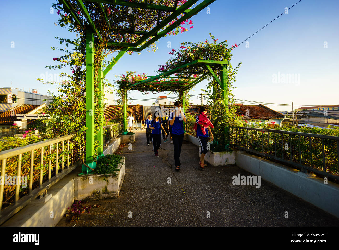 Nov 7, 2014 - Ho Chi Minh City, Vietnam: Die fußgängerbrücke Nummer 5, Vo Van Kiet Straße, Bezirk 8. Stockfoto