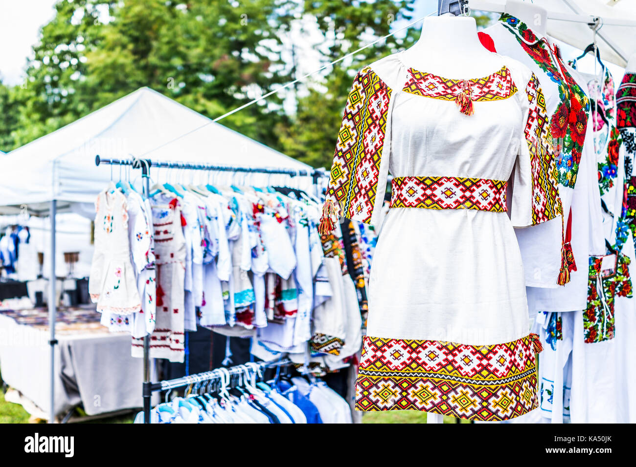 Anzeige der gestickten Ukrainischen slawischen traditionelle Damen Hemden Kleidung auf Mannequin in outdoor Flohmarkt Stockfoto