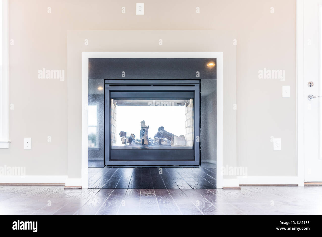 Moderne zwei Seiten offenen Kamin, im Freien auf Loft in Modell Haus, Haus oder Apartment mit Balkon Stockfoto