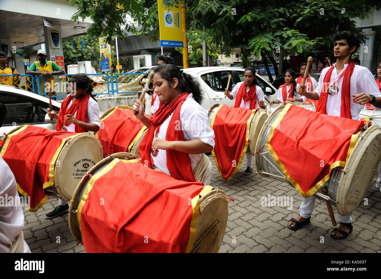 Mädchen, drum Ganesha Festival, Mumbai, Maharashtra, Indien, Asien Stockfoto