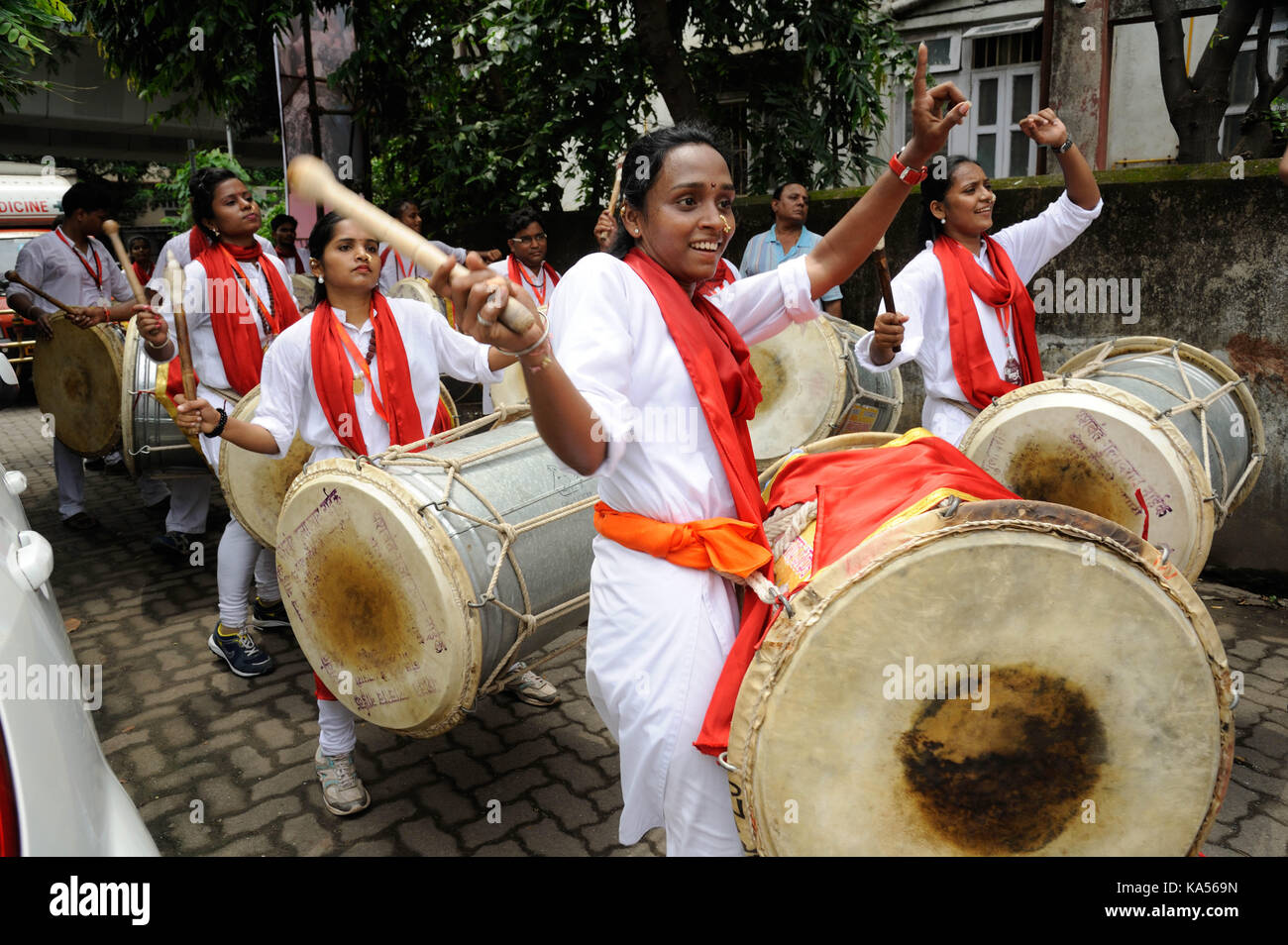 Mädchen Schlagzeug spielen, Ganesh Festival, Mumbai, Maharashtra, Indien, Asien Stockfoto