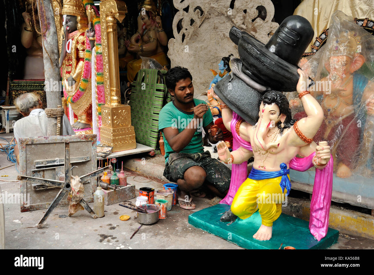 Final Touch von Künstler Replik von bahubali Ganesh, Mumbai, Maharashtra, Indien, Asien HERR #790 B Stockfoto