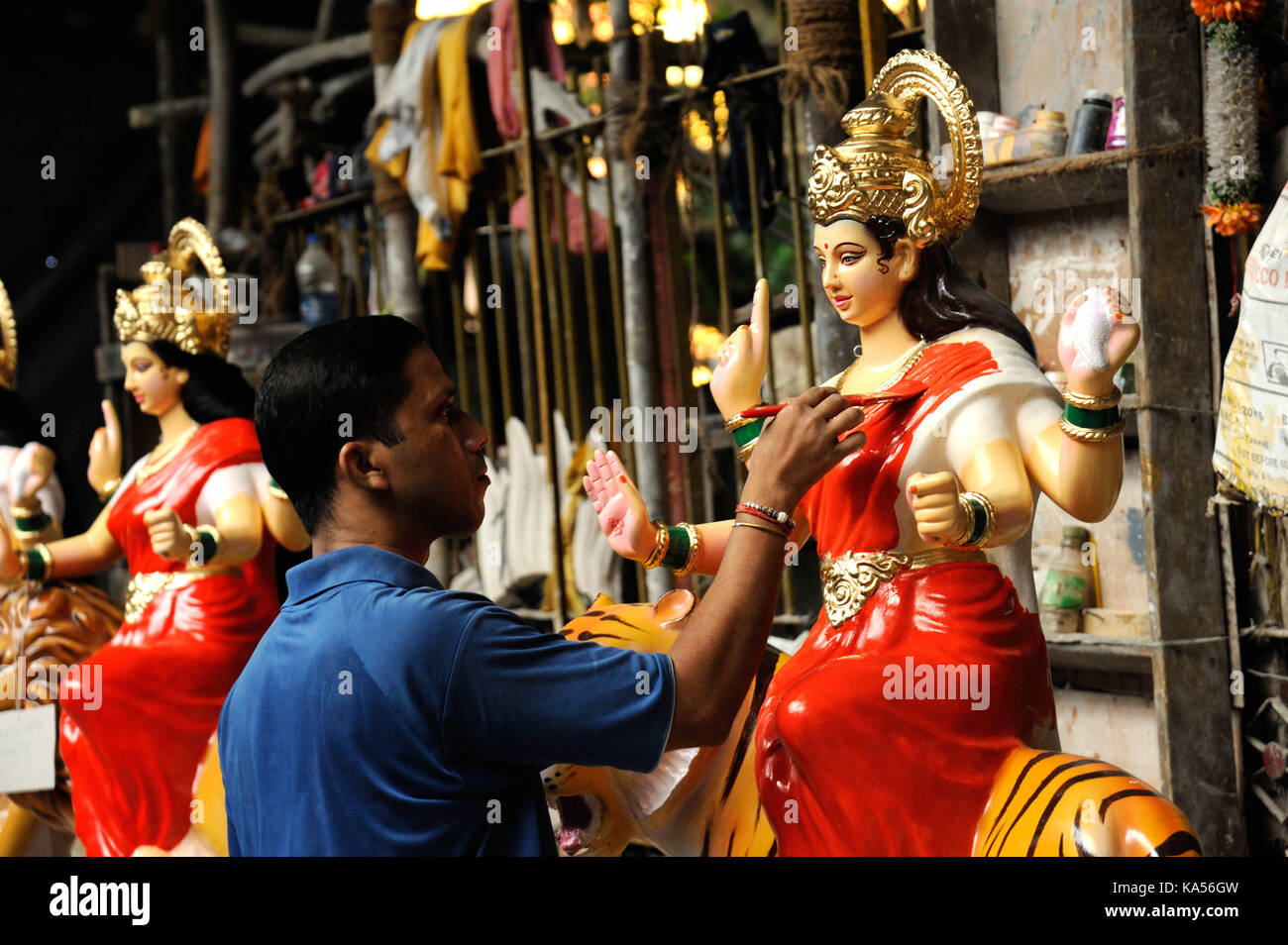 Artist die endgültige Note zu Göttin Durga Festival, Mumbai, Maharashtra, Indien, Asien HERR #789 B Stockfoto