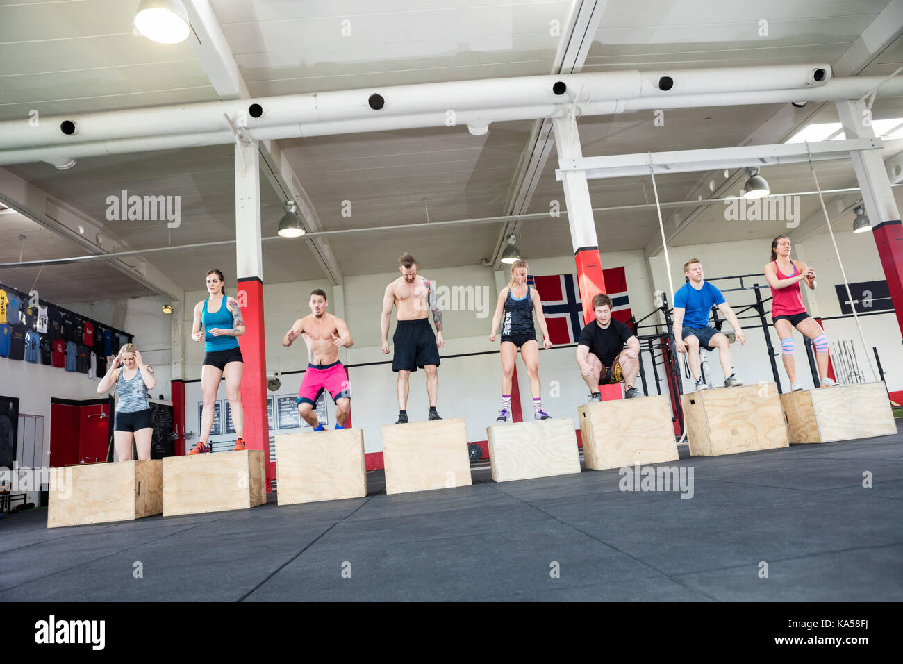 Athleten üben, Sprünge in der Turnhalle Stockfoto