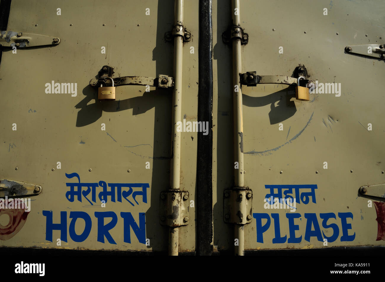 Schlösser und Horn auf der Rückseite des Tempo, Indien geschrieben Bitte, Asien - Rmm 258799 Stockfoto