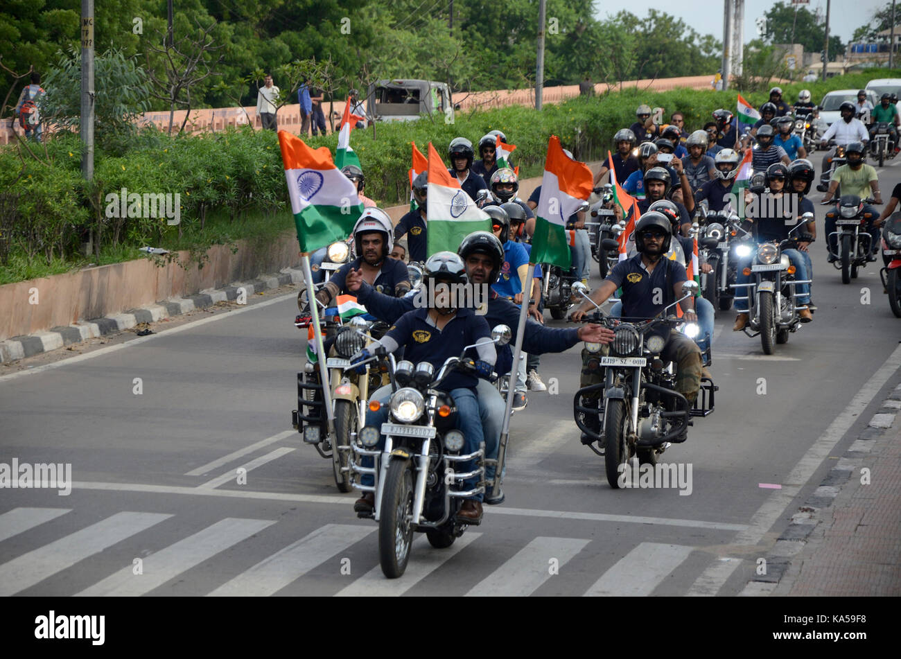 Männer tragen Helm auf dem Fahrrad Rally, Jodhpur, Rajasthan, Indien, Asien Stockfoto