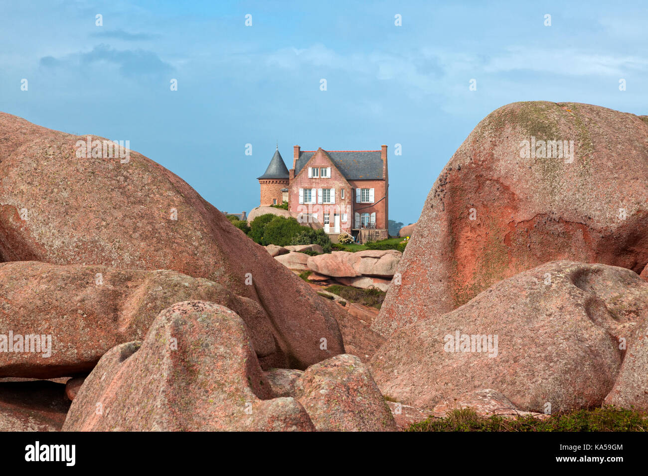 Ploumanach, Frankreich - 11. September 2017: Ehemalige Residenz von Gustave Eiffel, durch Felsen der rosa Granit Küste in der Bretagne gesehen. Stockfoto