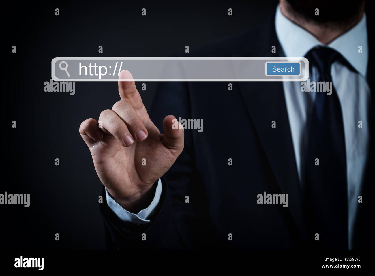 Geschäftsmann Suche nach Daten im Internet Browser Stockfoto