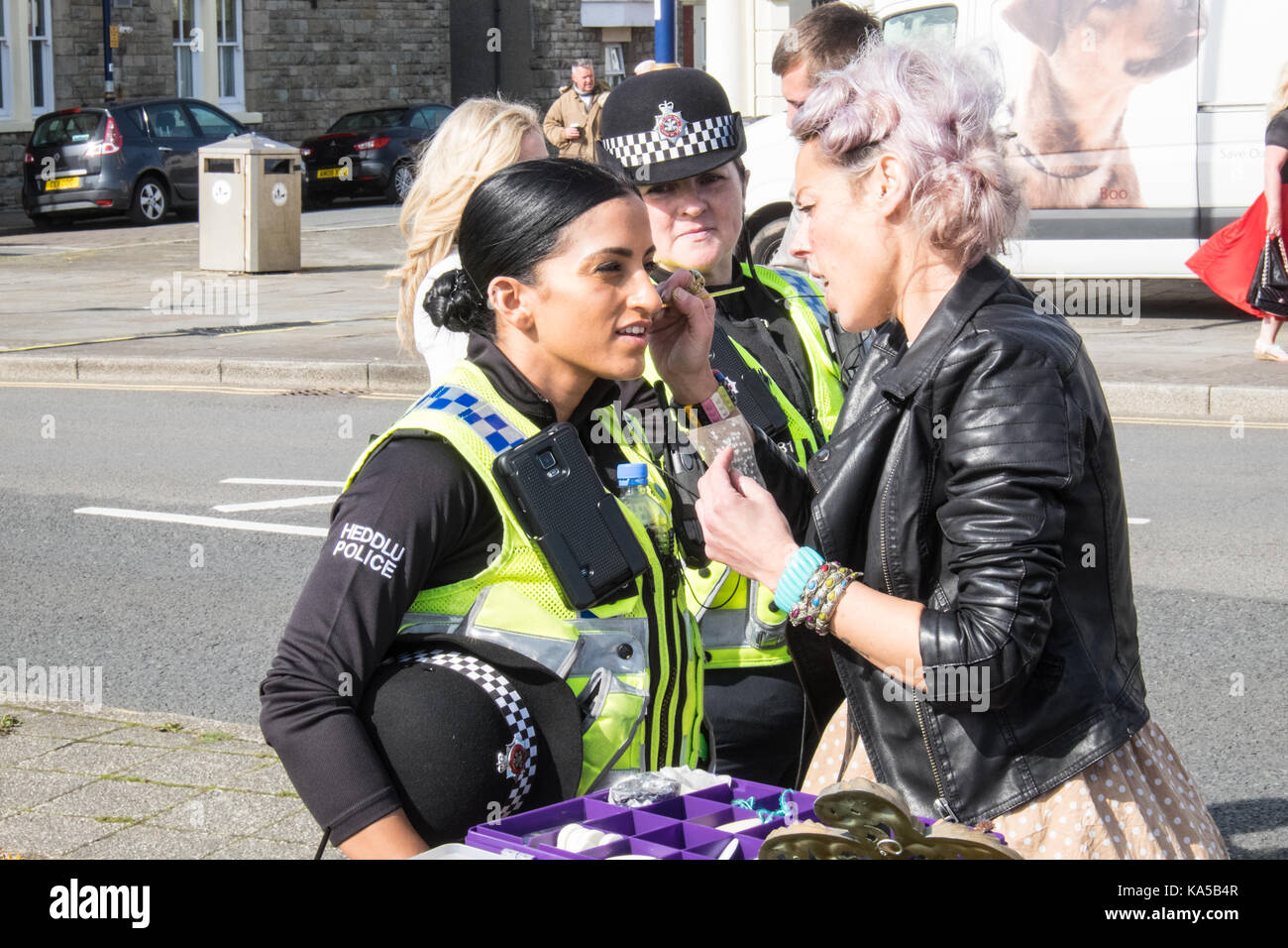 Polizei, Frau, Frauen, weiblich, Sie, Gesicht, Farbe, Malerei, öffentlichen, At, Elvis, Festival, Elvis Festival, Porthcawl, Bridgend, Grafschaft, Süden, Wales, Großbritannien, Großbritannien, Europa, Stockfoto