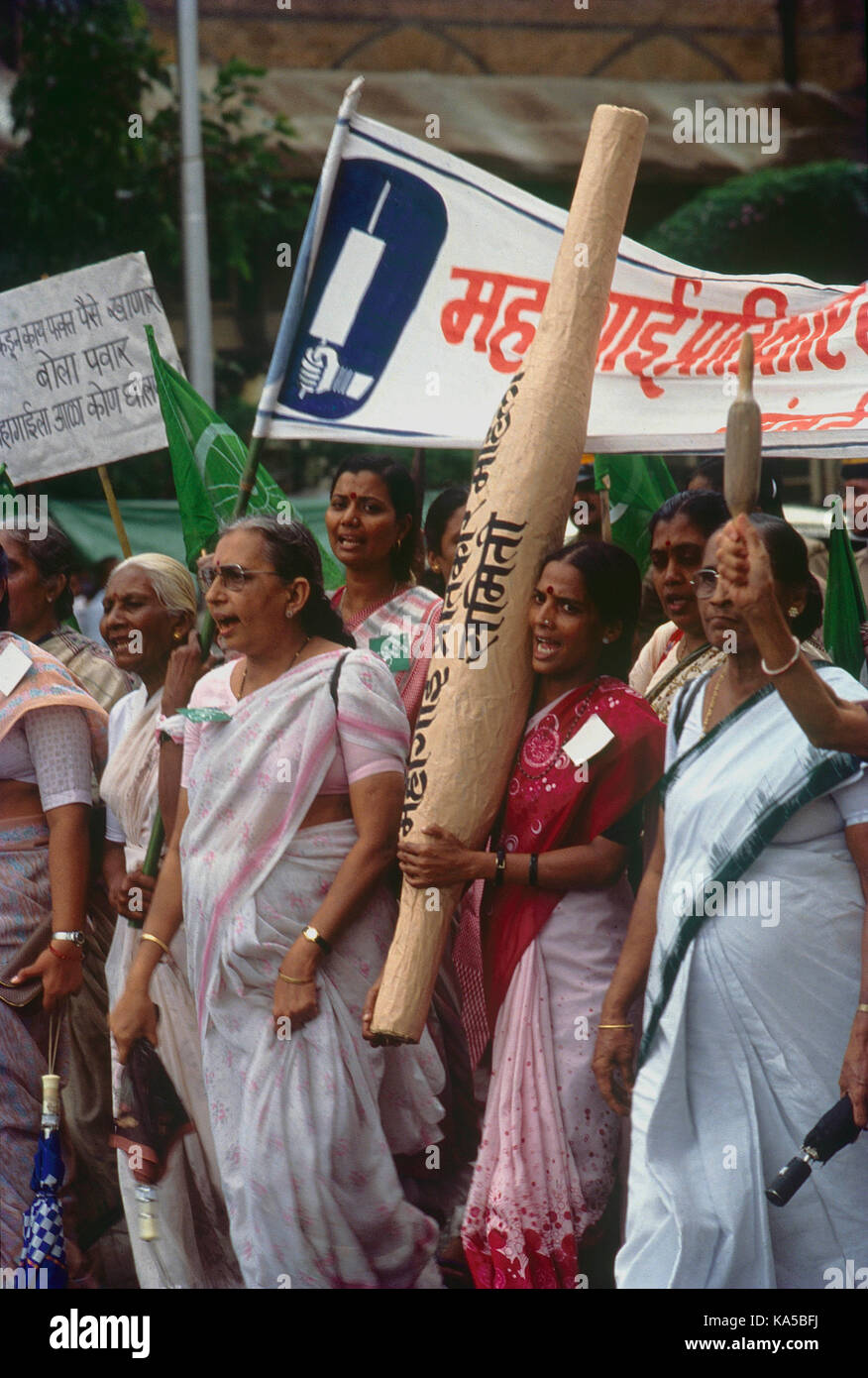 Frauen protestieren mit Rolling Pin gegen hohe Preise, Mumbai, Maharashtra, Indien, Asien Stockfoto