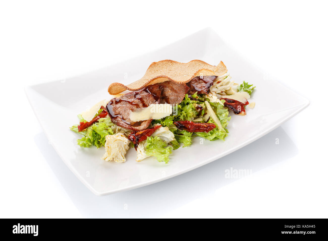 Das Essen im Restaurant. Salat mit Brot in einem Teller. Leckeres Essen. Stockfoto