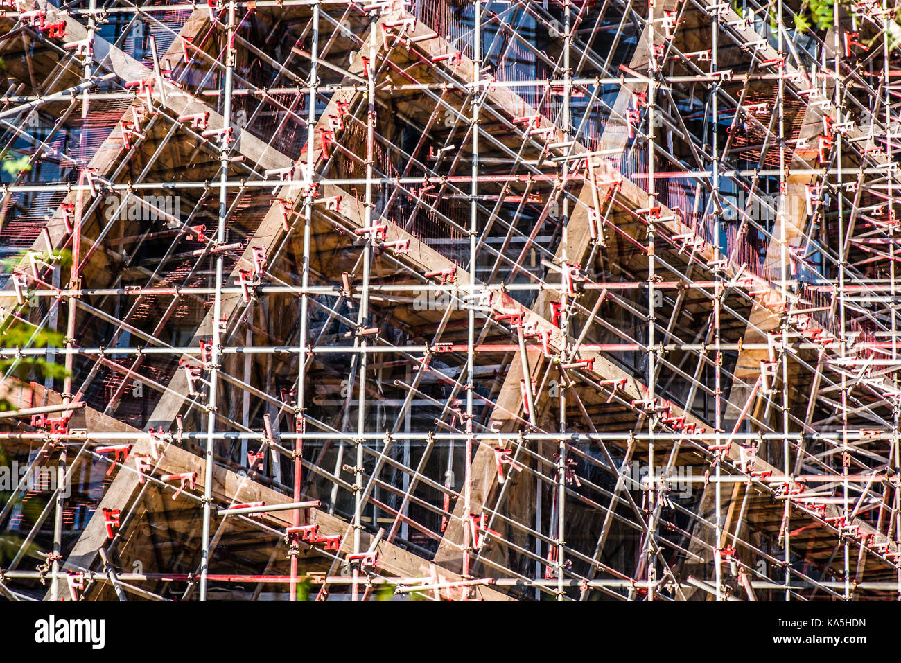 Gerüst Überlast - Mehrere Exposition der Baustelle Fassade in London Stockfoto