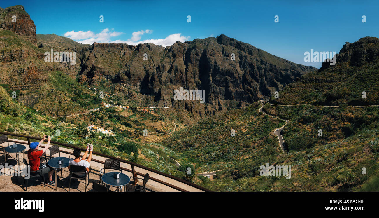 Masca, Teneriffa, Kanarische Inseln, Spanien - 25. Mai 2017: Blick auf Masca Tal. Touristen sind in Cafe auf Pass und malerischen bewundern Doppelzi. Stockfoto