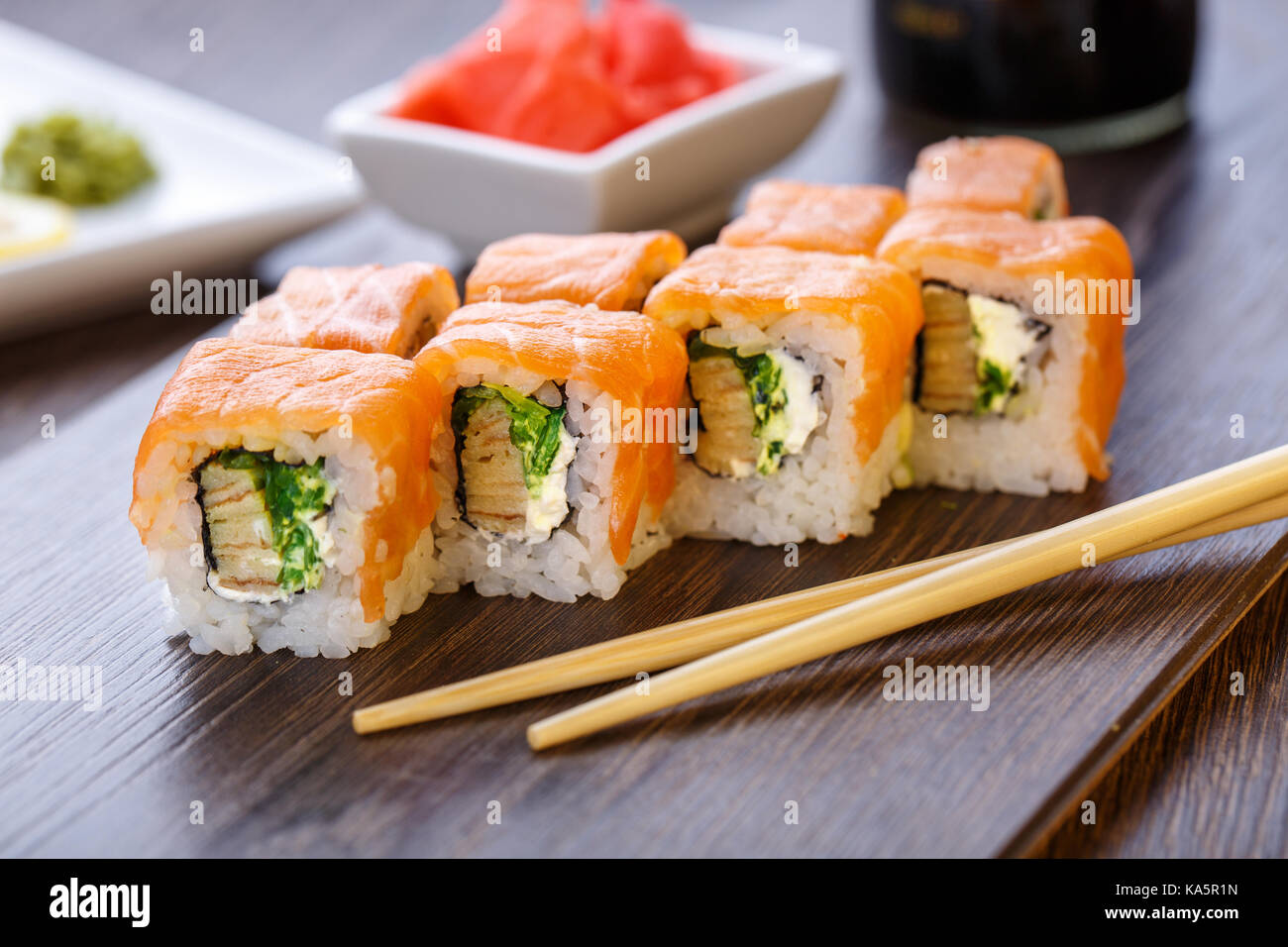 Philadelphia roll Sushi mit Lachs Stockfoto