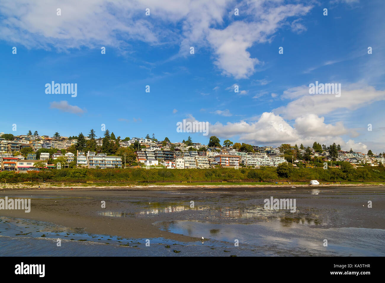 Waterfront Condominiums entlang der Marine Drive in White Rock British Columbia Kanada Stockfoto