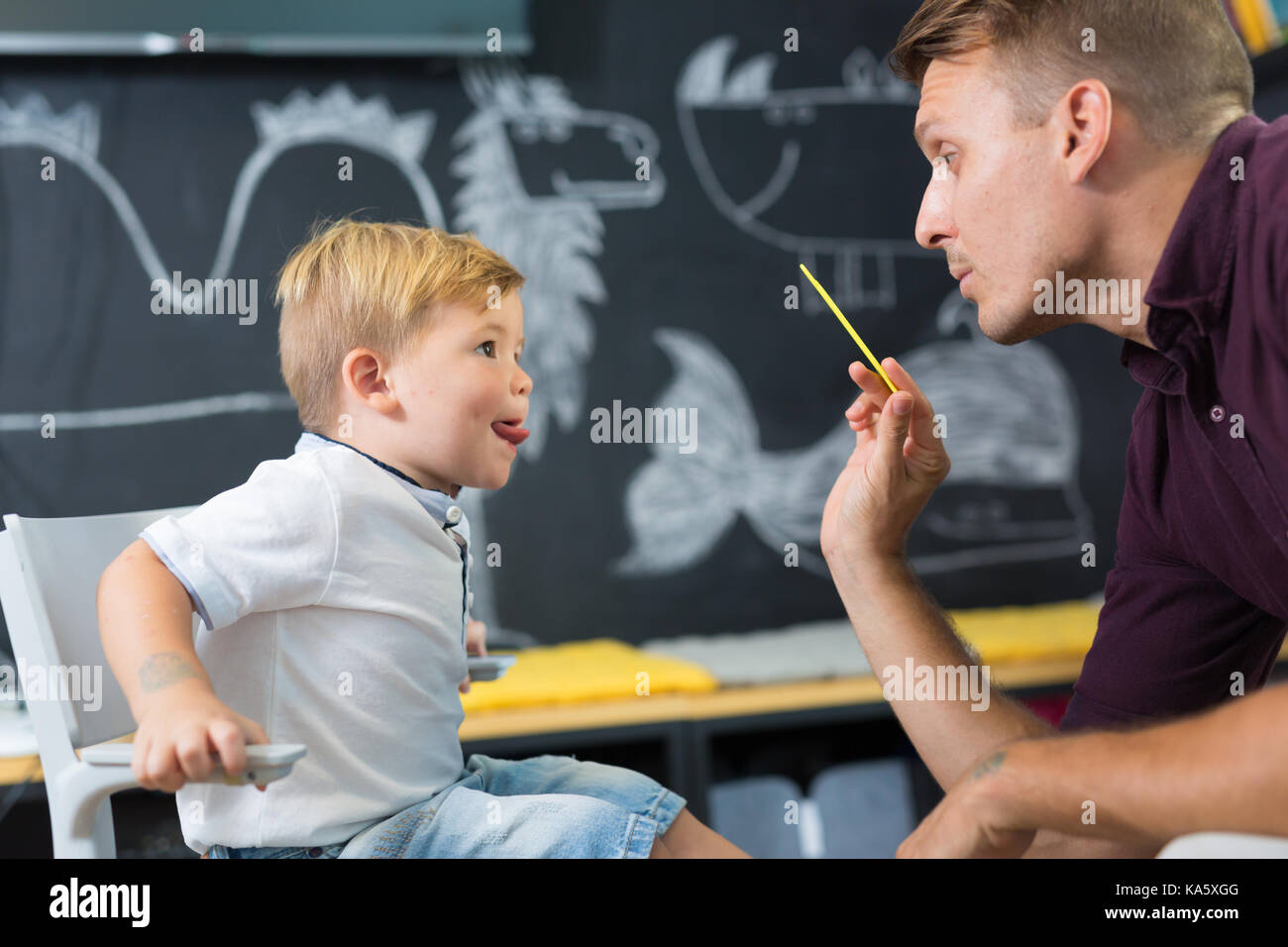 Süße kleine Junge an speechtherapist Sitzung. Stockfoto