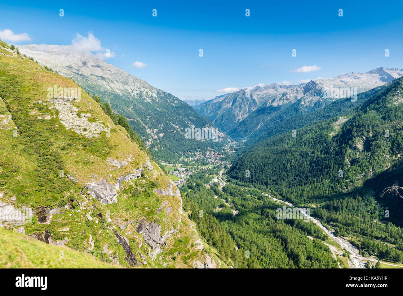 Luftaufnahme eines Alpine Valley, Beispiel des Urstromtals. Anzasca Valley, am Fuße des Monte Rosa, mit dem charakteristischen Dörfer von Macugnaga Stockfoto