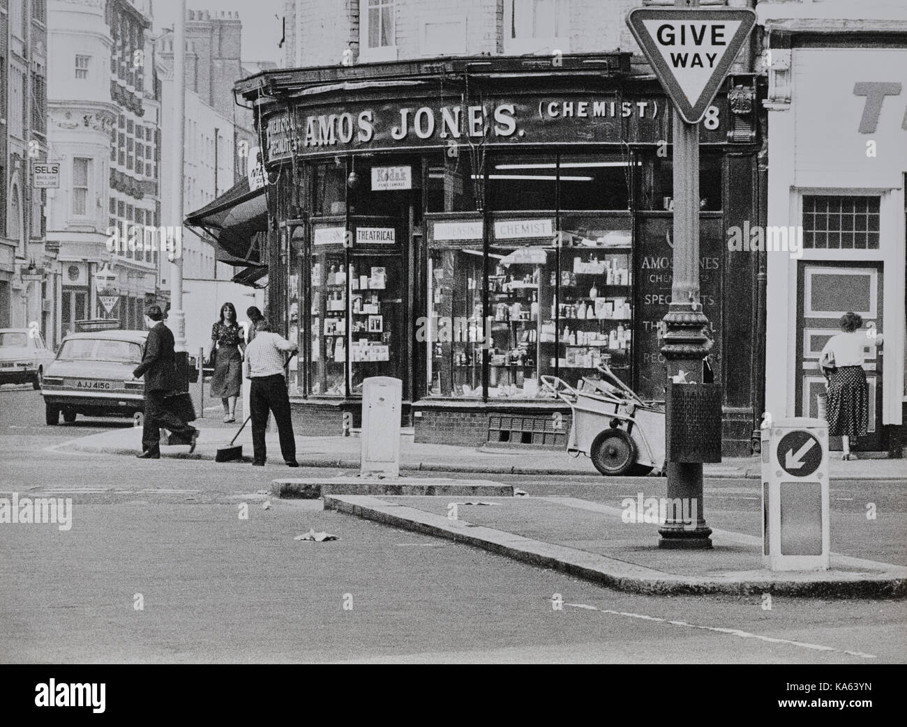 Amos Jones Apotheke Shop in 1979 an der Ecke Drury Lane und Long Acre Stockfoto