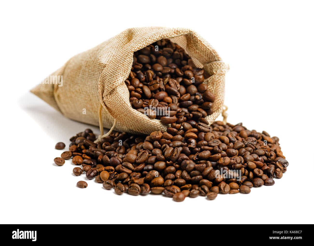Kaffeebohnen in Jute sack auf weißem Hintergrund Stockfoto
