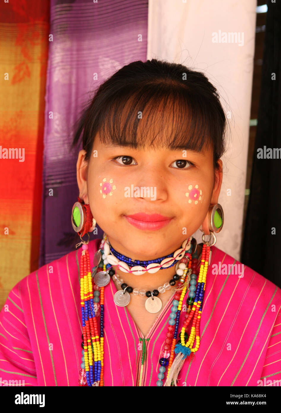 Closeup Porträt der jungen Frau Akha heidnischen Stamm. Stockfoto