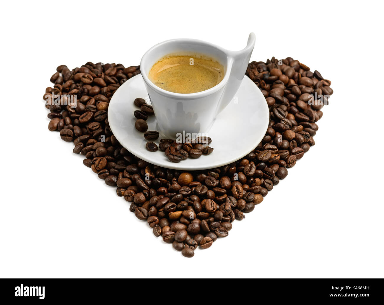 Kaffeebohnen Herz Form und Tasse Espresso auf weißem Hintergrund. Arbeit weg Stockfoto