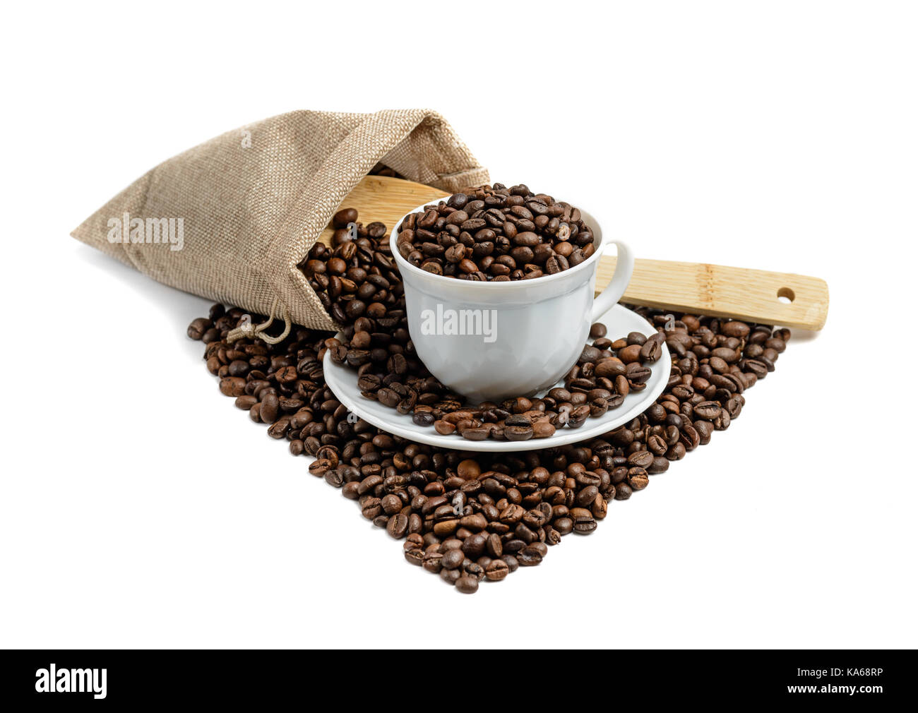 Kaffeebohnen Herz Form und Schale auf weißem Hintergrund Stockfoto