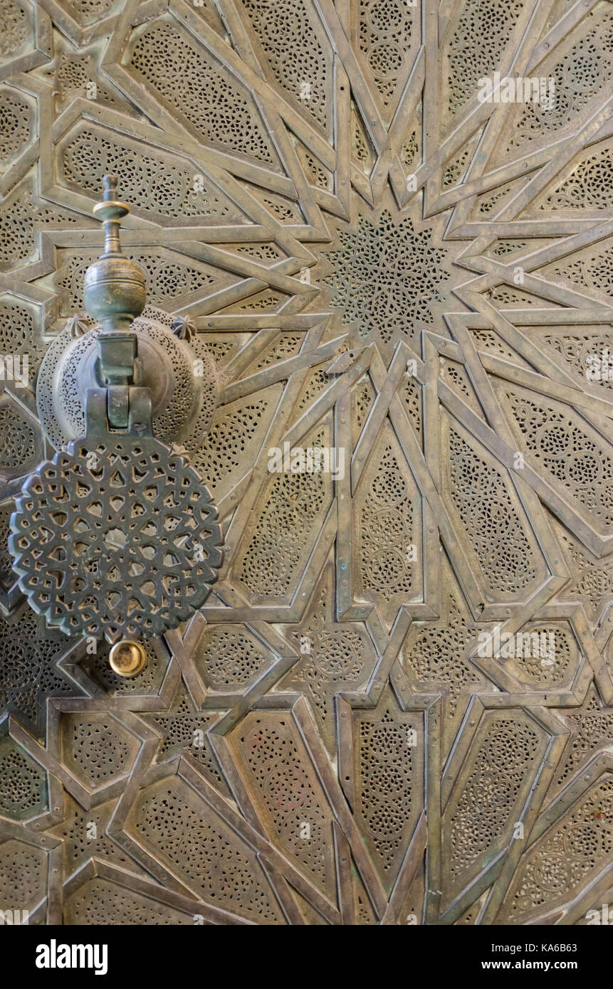 Aufwändige metall Tür von Bou Inania Madrasa mit Sternenmuster und schöne Türgriff, Fes, Marokko, Nordafrika. Stockfoto