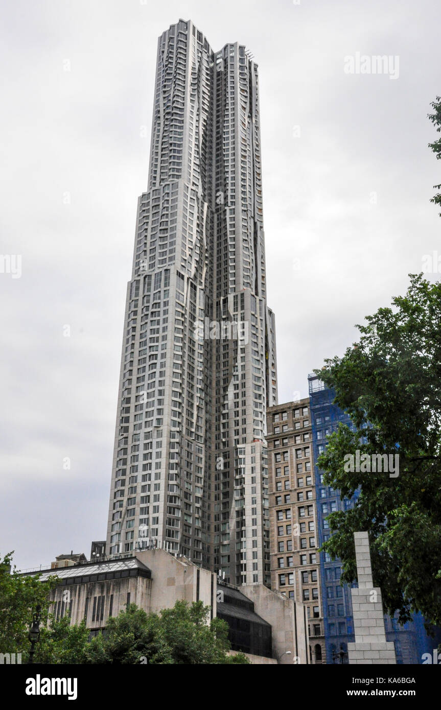 8 Fichte Straße Wohnturm in Lower Manhattan, New York City, entworfen vom Architekten Frank Gehry. Stockfoto