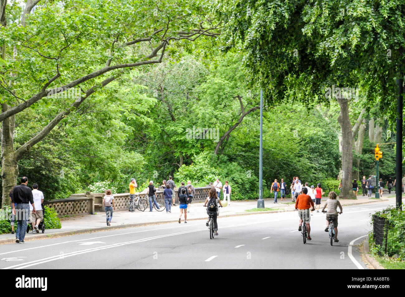 Radfahrer und Wanderer genießen Sie den Central Park in New York City an einem Sonntag Nachmittag. Stockfoto