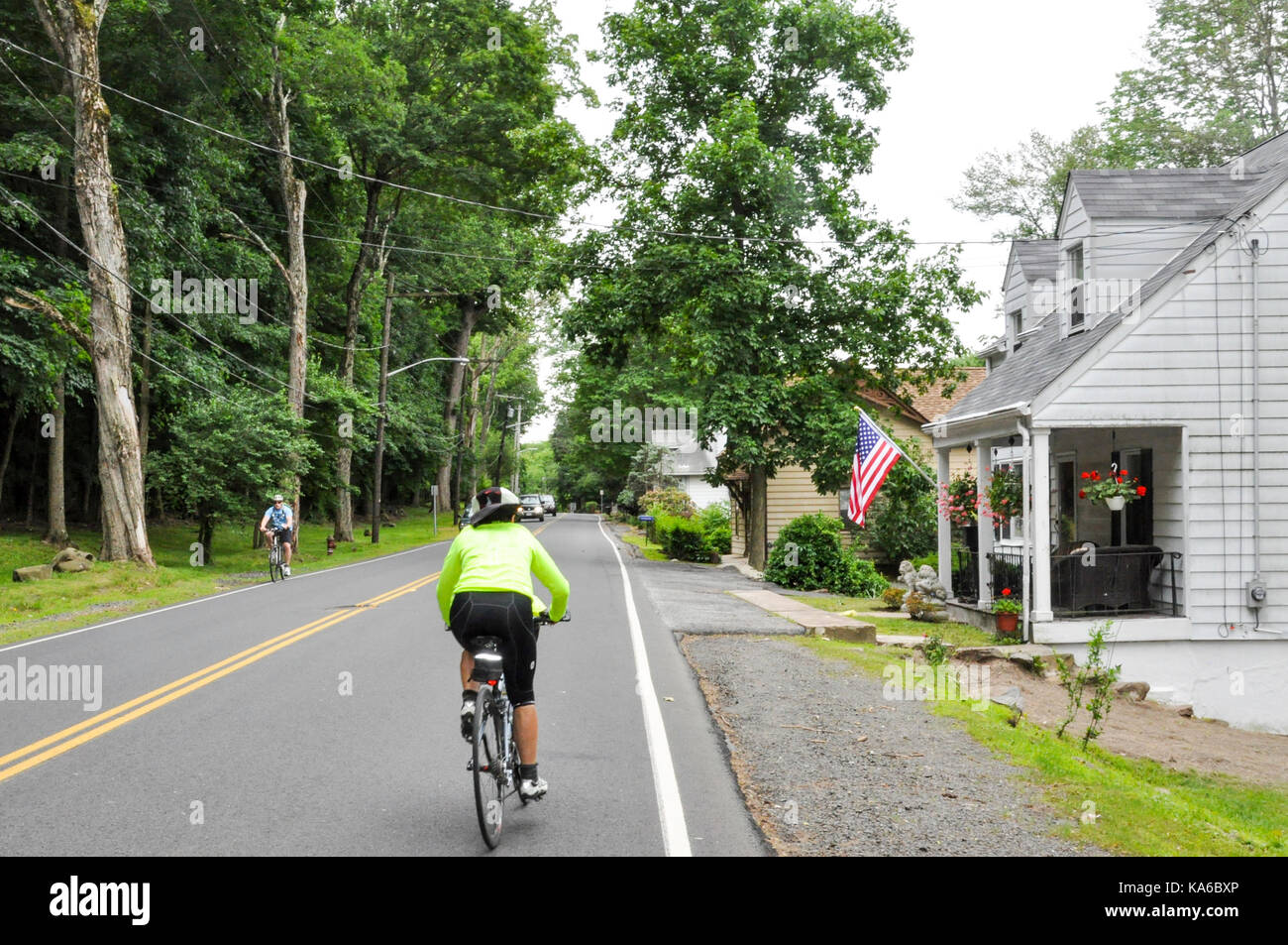 Ein Radfahrer und ein entspannender Radfahrer nähern sich einander auf dem Hudson Weg 9 cycleway in Upstate New York in den USA. Stockfoto