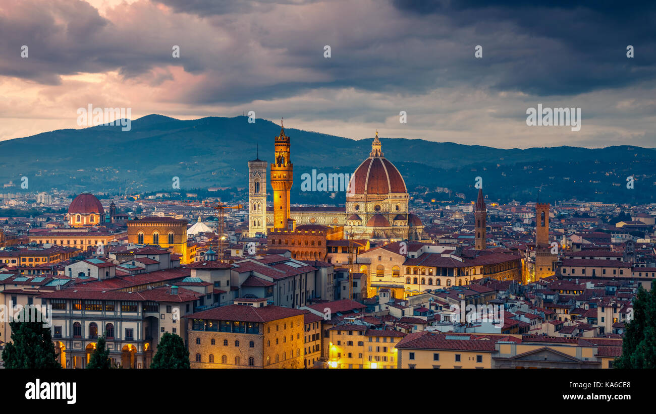 Blick auf Florenz bei Nacht Stockfoto