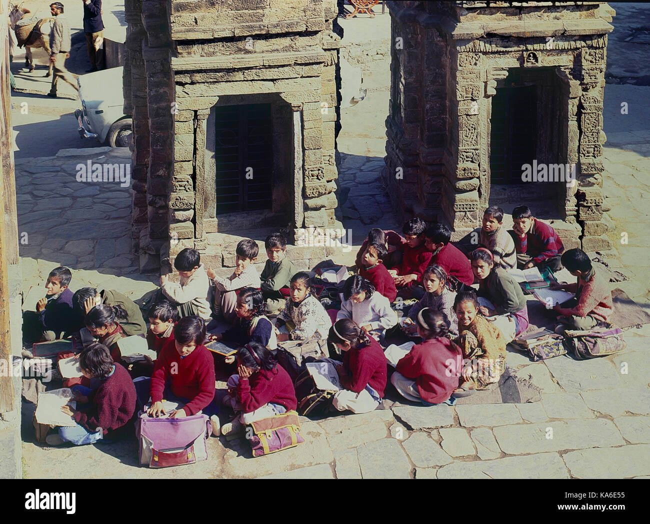 Studenten, die im Sonnenlicht an chamba Himachal Pradesh, Indien, Asien Stockfoto