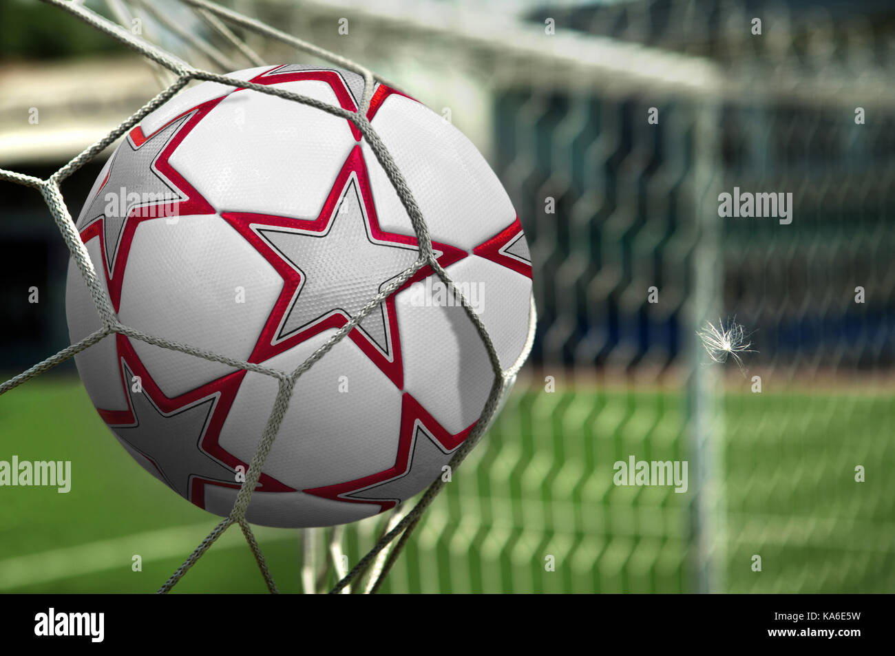 Russland, Rostov am Don, 31.07.2011. Soccer Ball im Netz. Stockfoto