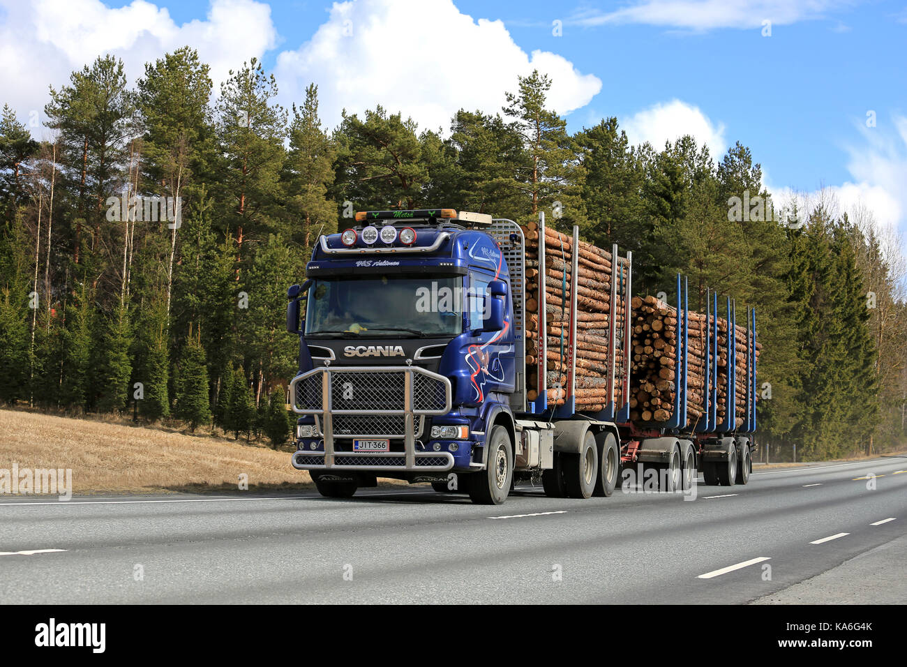Jokioinen, Finnland - 23 April, 2017: blauer Scania logging Truck von aaltonen Transporte Schnittholz entlang der Autobahn an einem schönen Frühlingstag. Stockfoto