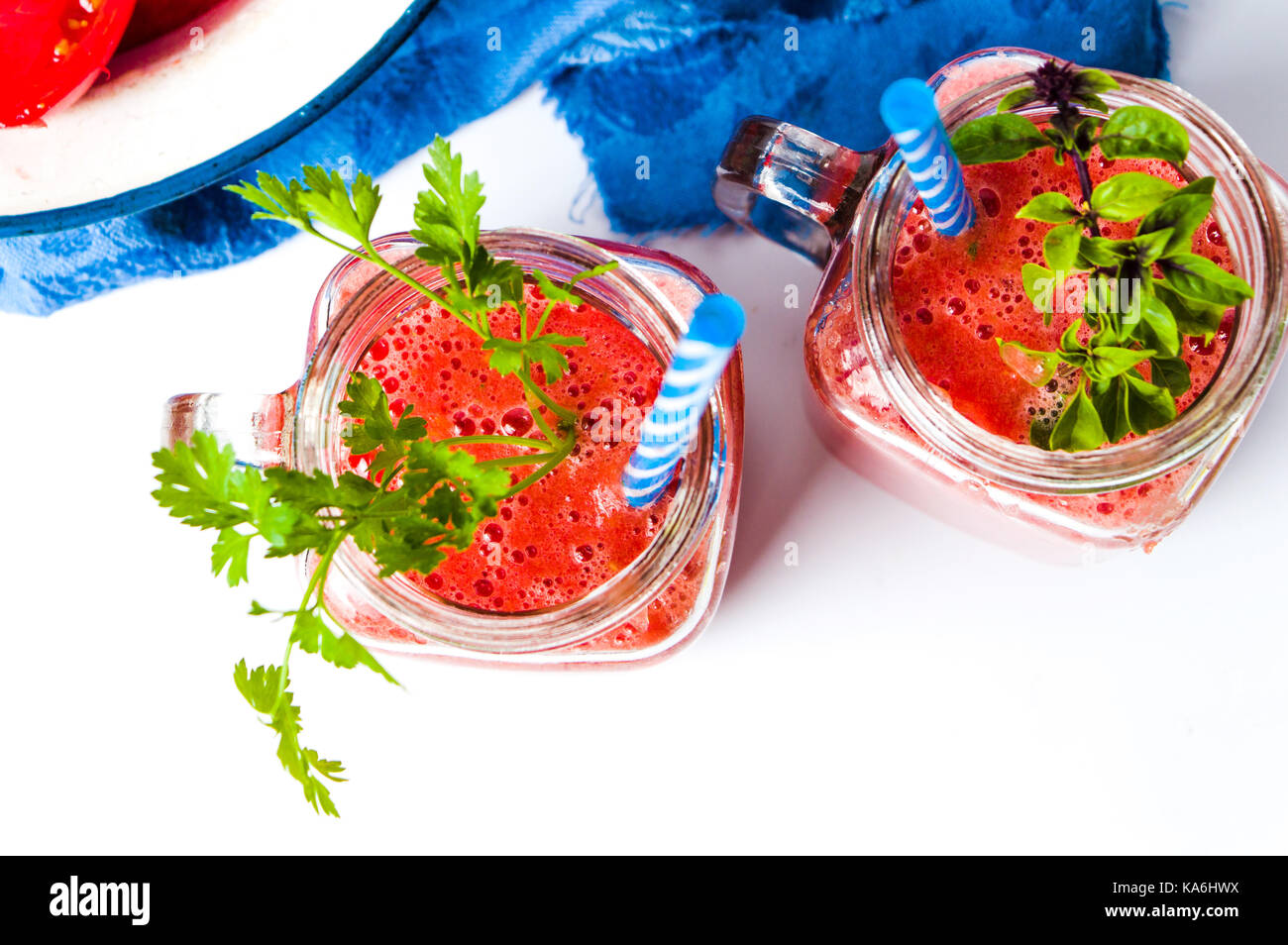 Tomate Smoothie in Gläsern mit Petersilie Stockfoto