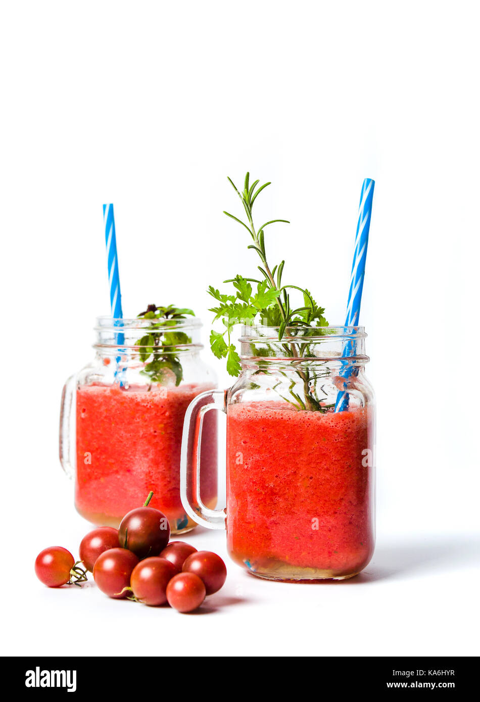 Hausgemachte tomate Smoothie in Gläsern mit Petersilie Stockfoto