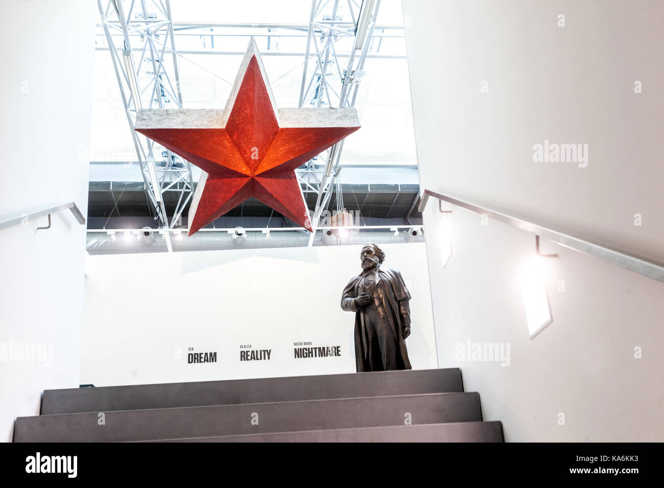 Prager Museum des Kommunismus Eintritt ins Museum, der Rote Stern und Karl Marx willkommen Stockfoto