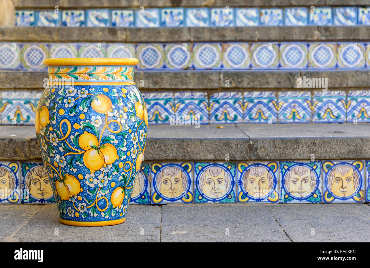 Keramik Vase auf der Treppe in Caltagirone, Sizilien, Italien Stockfoto