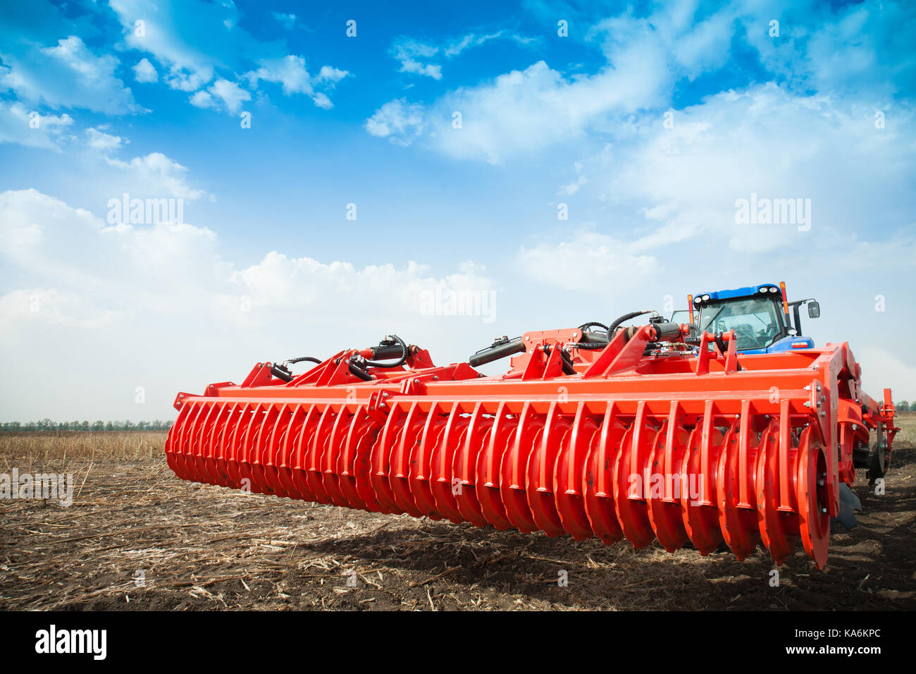 Moderne Traktor im Feld mit Komplex für das Pflügen des Bodens. Das Konzept der Arbeit auf ein Feld und Agrarindustrie. Stockfoto