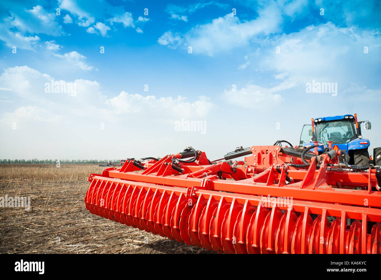Moderne Traktor im Feld mit Komplex für das Pflügen des Bodens. Das Konzept der Arbeit auf ein Feld und Agrarindustrie. Stockfoto