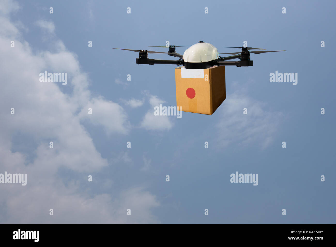 Drohne fliegen Transport im smart City Konzept, ein Retail/Besitzer mit  einer Drohne (künstliche Intelligenz Technologie Lieferung ein Tool Kit zu  senden, Produkt Stockfotografie - Alamy