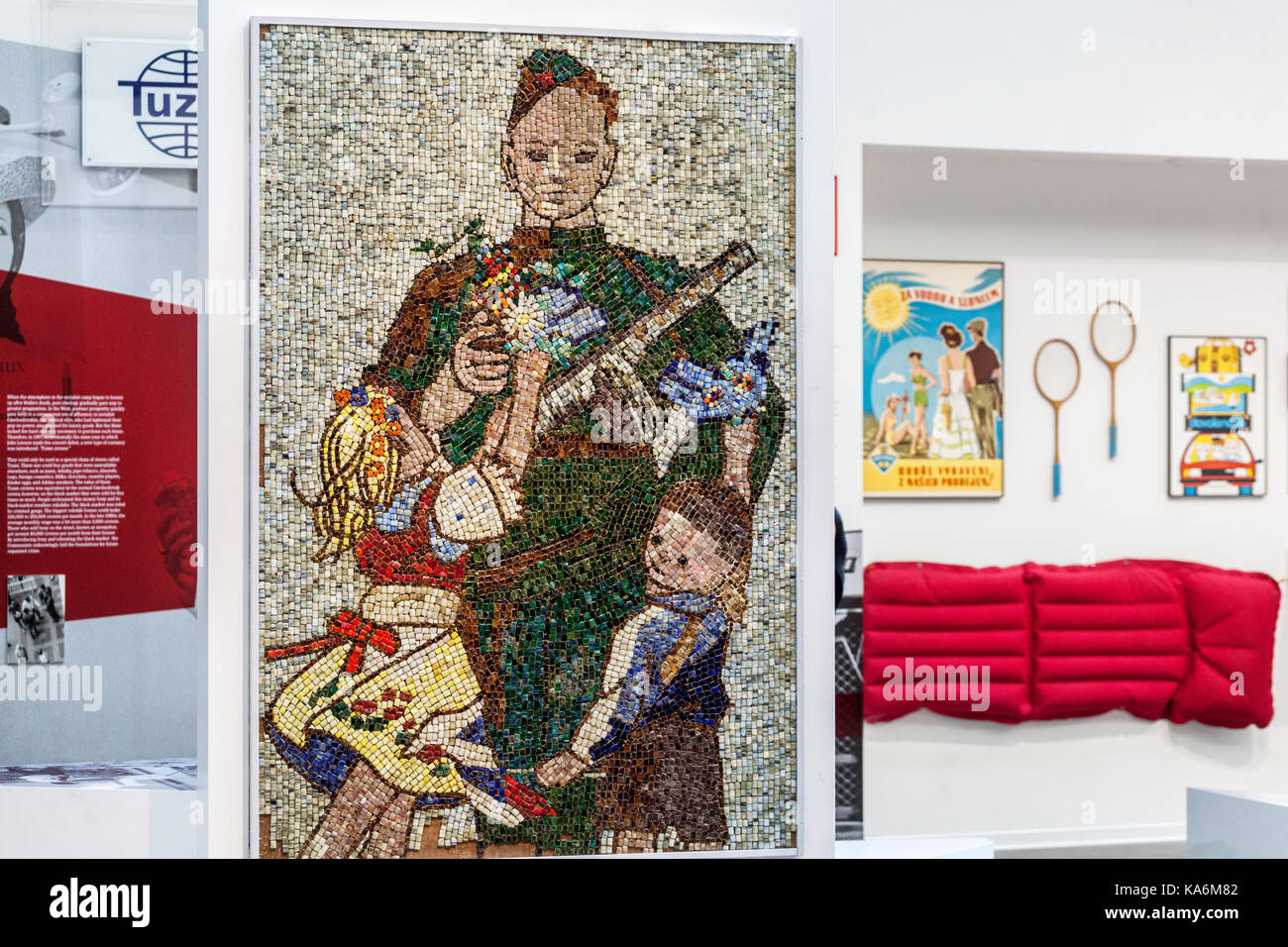 Museum des Kommunismus, Prag, Tschechische Republik, Soldat und Kinder, Mosaik Stockfoto