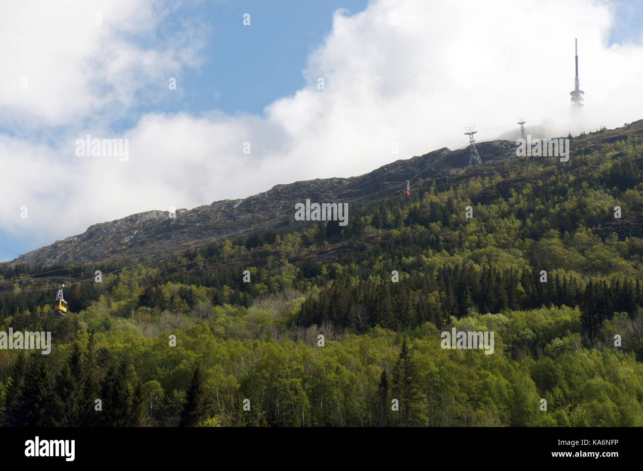 Seilbahn zum Fernseh-/Radioturm auf dem Ulriken-Gipfel in Bergen, Norwegen Stockfoto