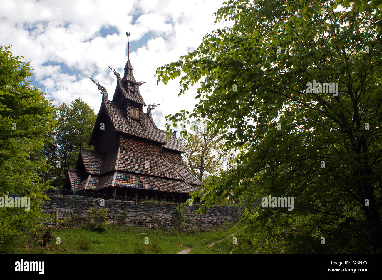 Fantoft Stavkirke - Holzkirche in der Nähe von Bergen, Norwegen, umgeben von Bäumen, wikingerarchitektur Stockfoto