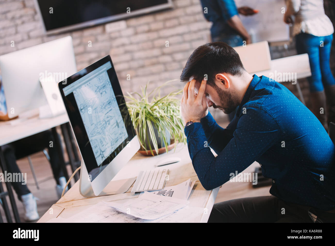 Nachdenklich überarbeitet Architekten arbeiten an corporate Projekt Stockfoto