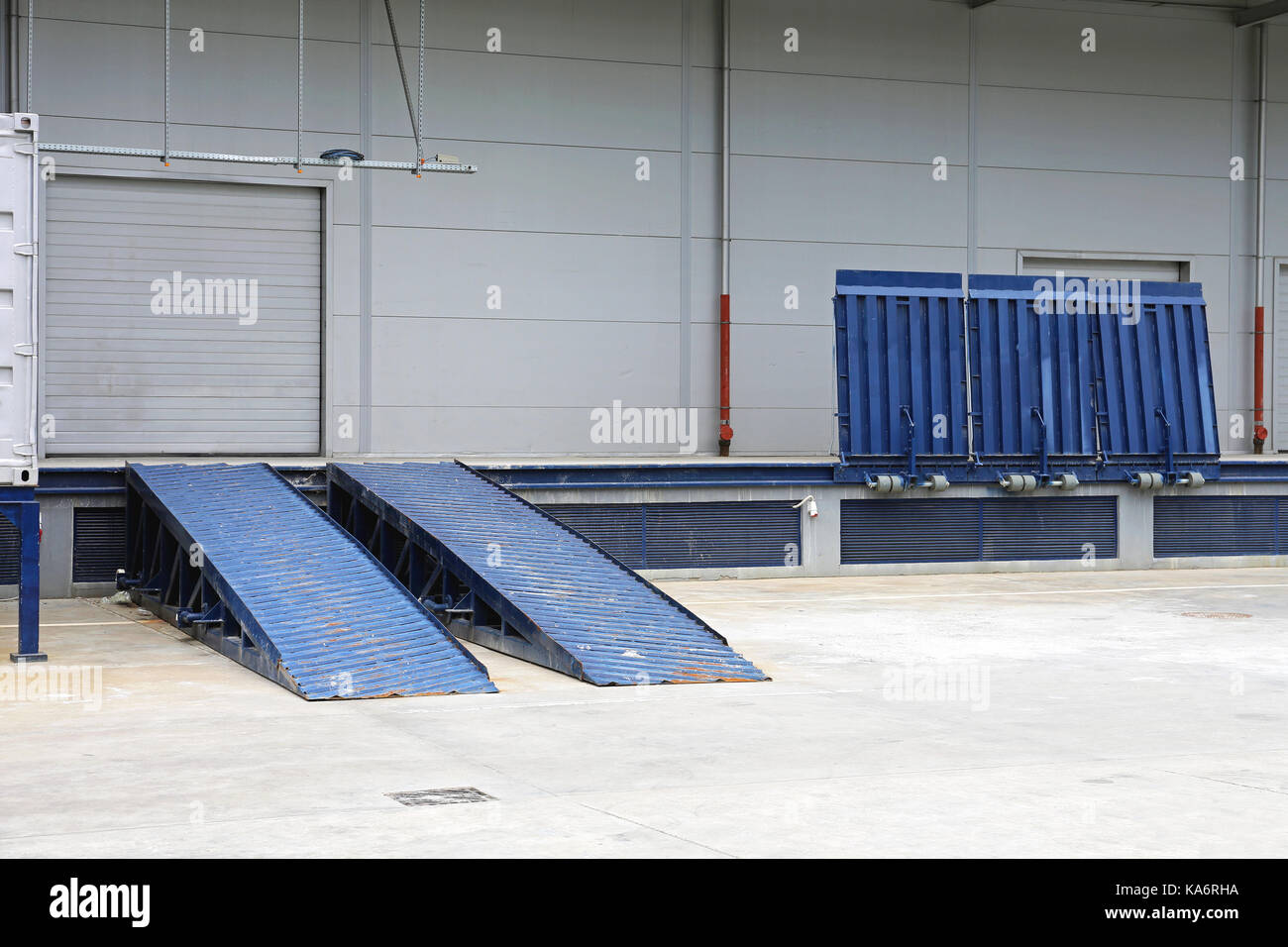 Dock Rampe und die Tür am Auslieferungslager Stockfoto