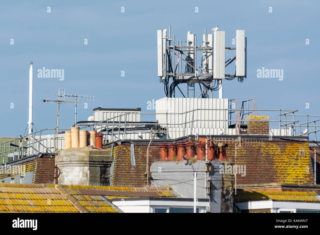Antennenanlagen in Großbritannien. Zelle Turm Antennen für mobile Netzwerk in Großbritannien. Stockfoto