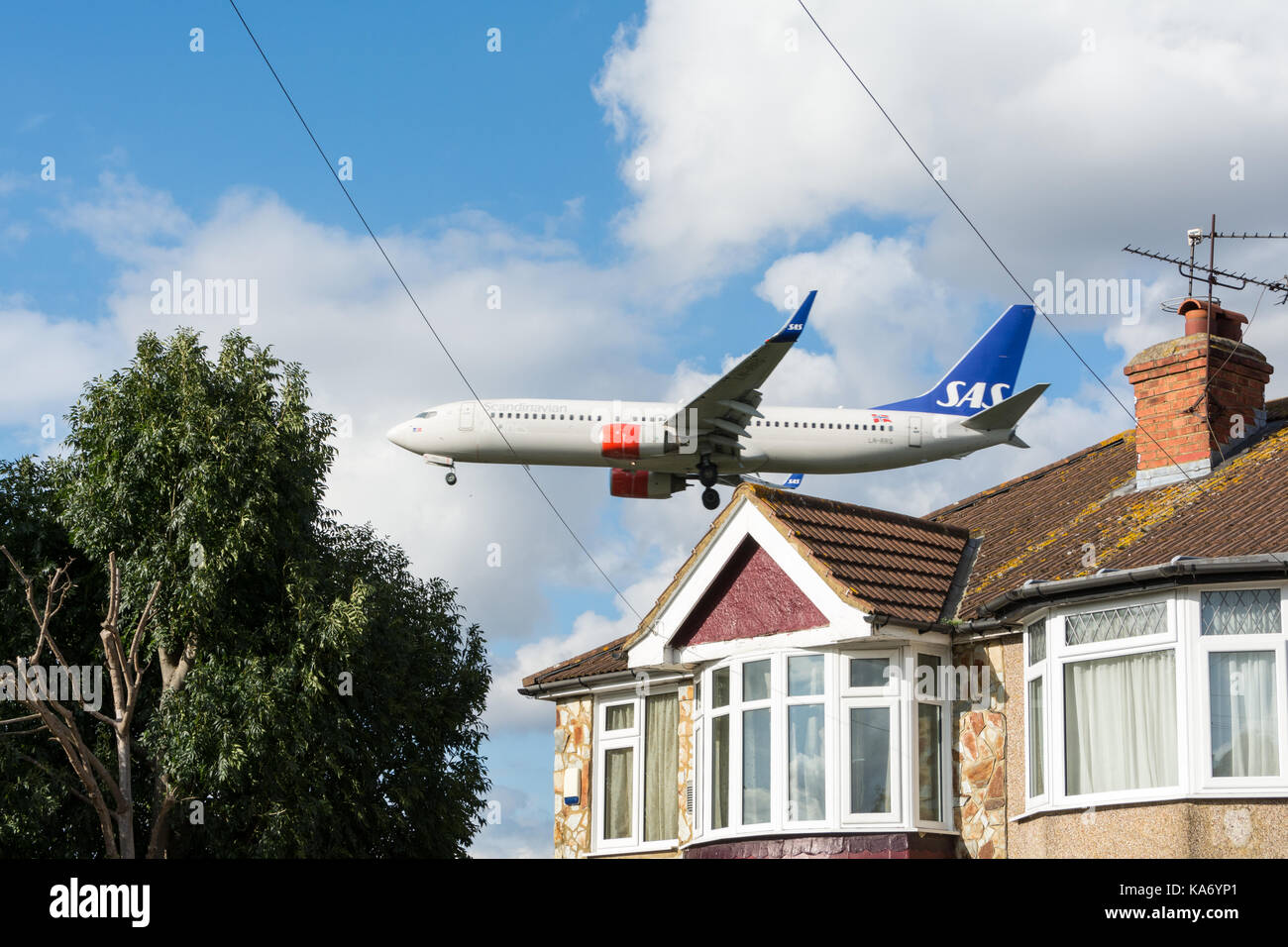 Düsenjets an, wie Sie über die Häuser am Myrtle Avenue fliegen, in Hounslow, vor der Landung am Flughafen Heathrow, Terminal 4. Stockfoto